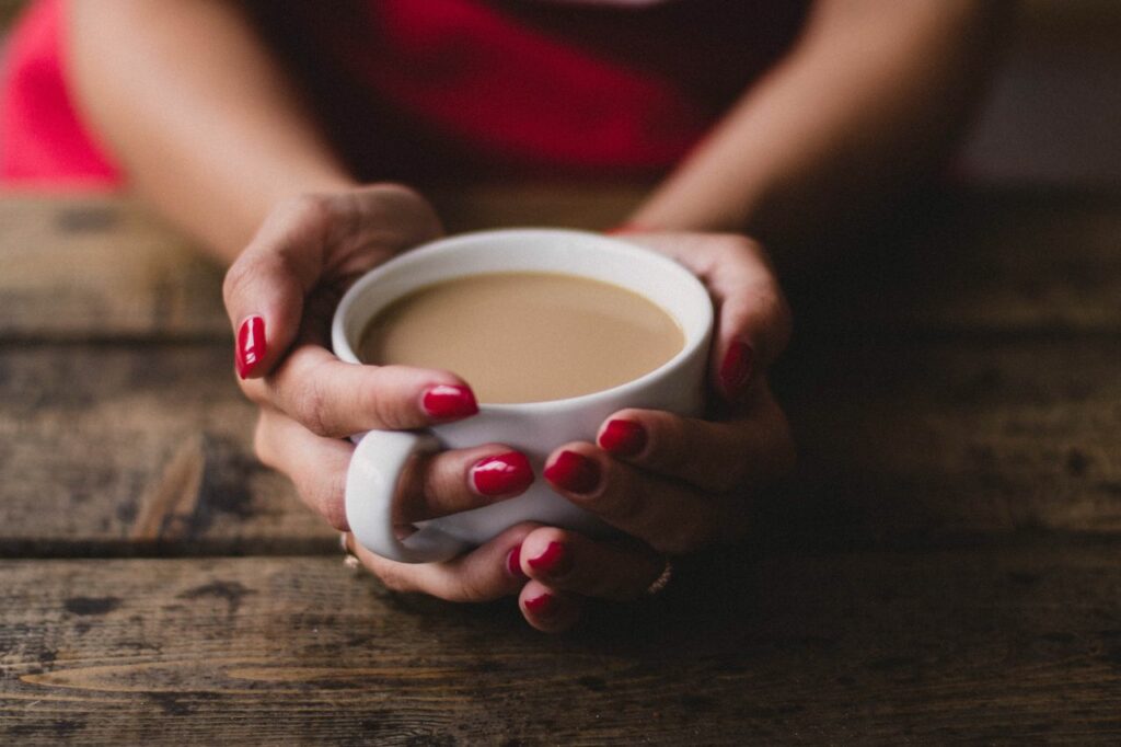 Comment calmer anxiété, apaiser l'anxiété, prévenir une crise d'angoisse, anxiété et sensations corporelles, revenir au présent, ancrage corporel, régulation du système nerveux, accompagnement de l'anxiété,