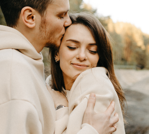 Femme sereine en couple Femme sereine en couple