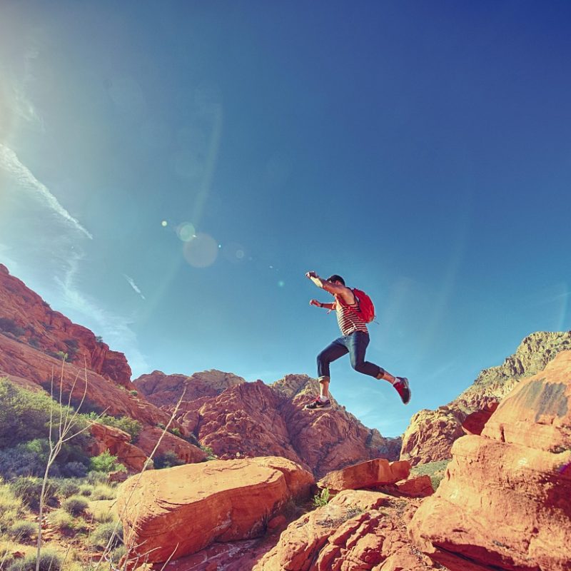Homme courageux exprimant une grande confiance en lui