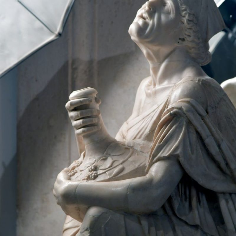 Illustration des Danaïdes remplissant un récipient qui fuit dans la mythologie grecque
