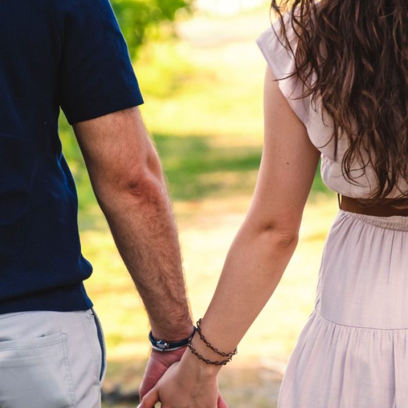 Couple vivant une relation amoureuse sécurisante et respectueuse