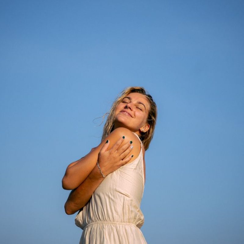Femme sereine reconnectée à elle-même et à ses besoins